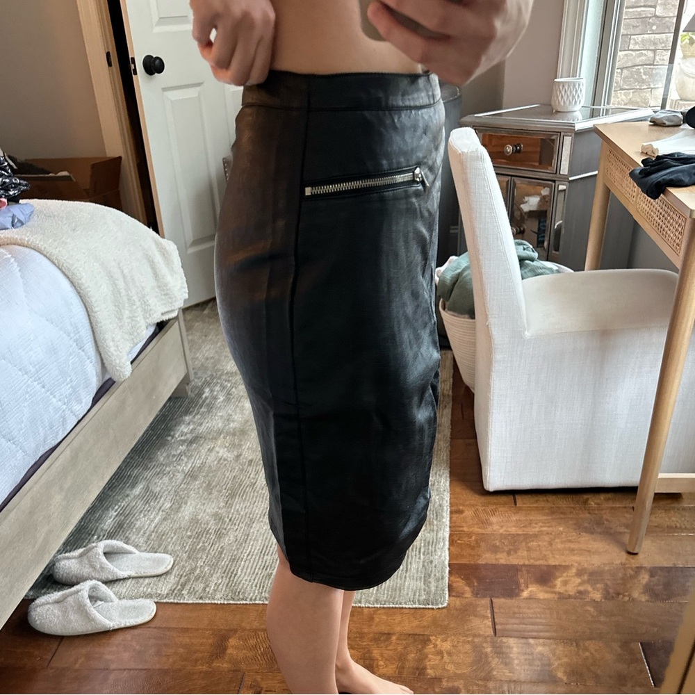 Leather like‎ mini skirt - Picture 3 of 6